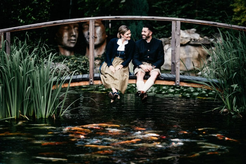 Verlobungsfotos Tracht in Linz an chinesischem Garten