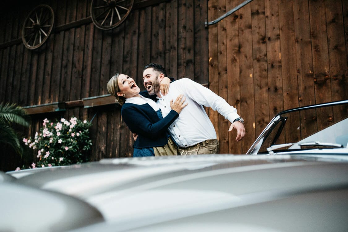 Verlobungsfotos Tracht in Linz an chinesischem Garten