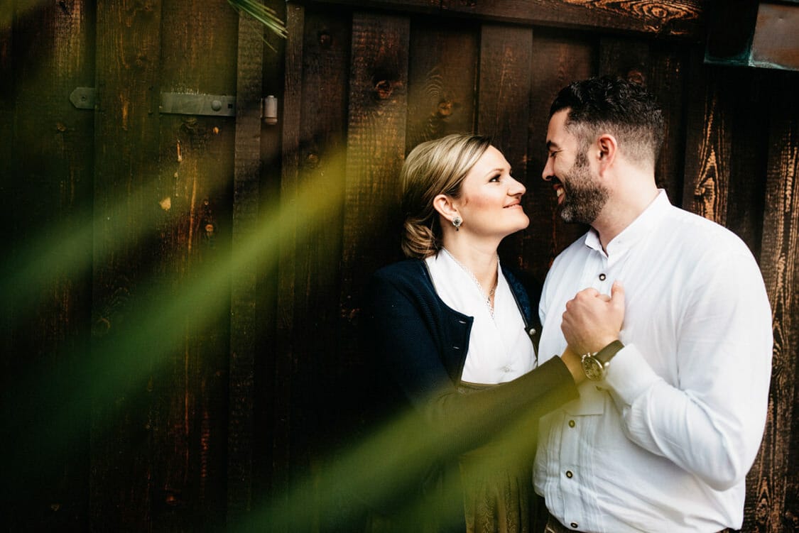 Verlobungsfotos Tracht in Linz an chinesischem Garten