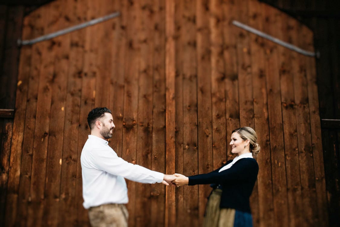Verlobungsfotos Tracht in Linz an chinesischem Garten