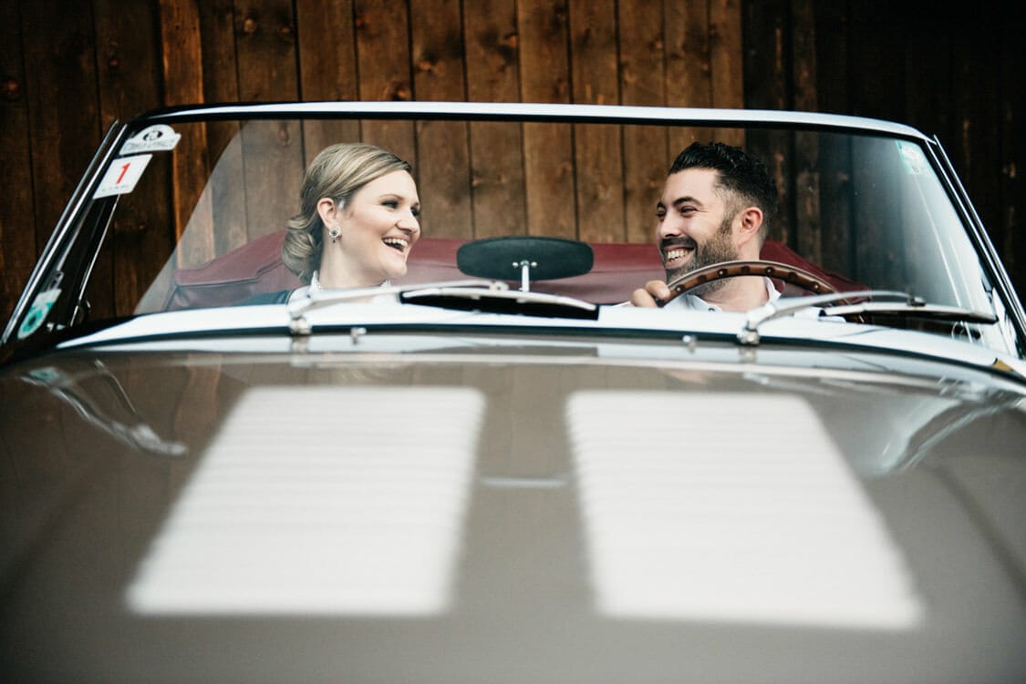 Verlobungsfotos Tracht in Linz an chinesischem Garten