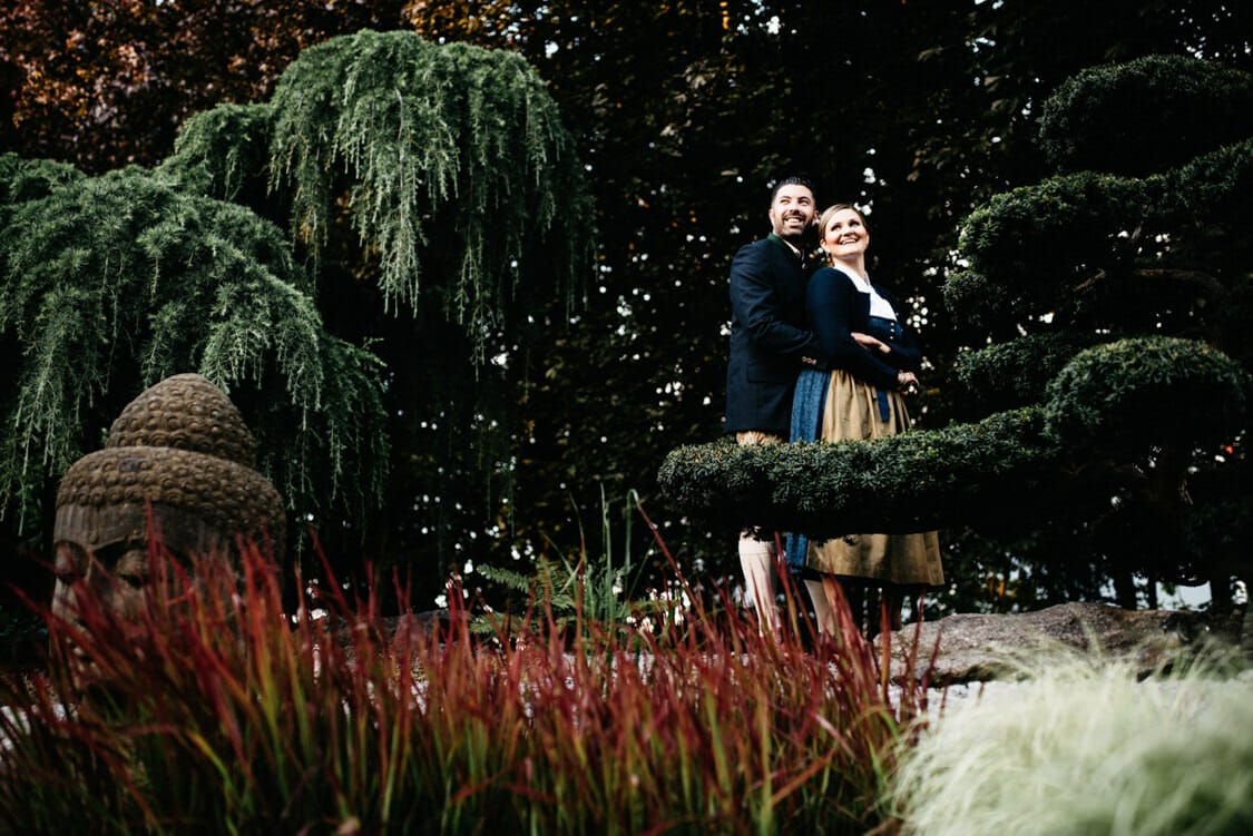 Verlobungsfotos Tracht in Linz an chinesischem Garten
