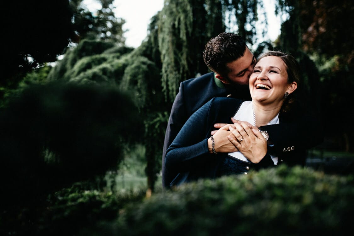 Verlobungsfotos Tracht in Linz an chinesischem Garten