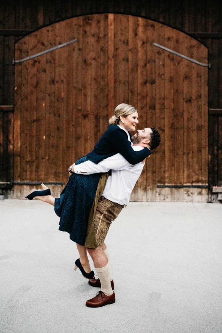 Verlobungsfotos Tracht in Linz an chinesischem Garten