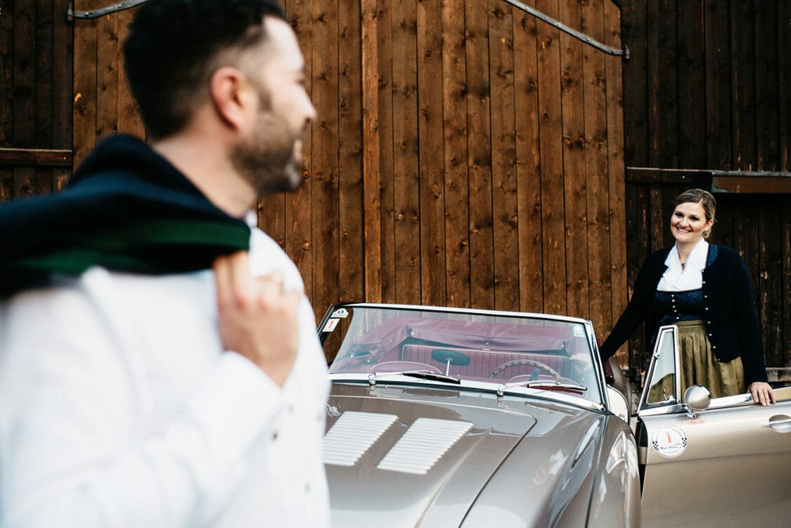 Verlobungsfotos Tracht in Linz an chinesischem Garten