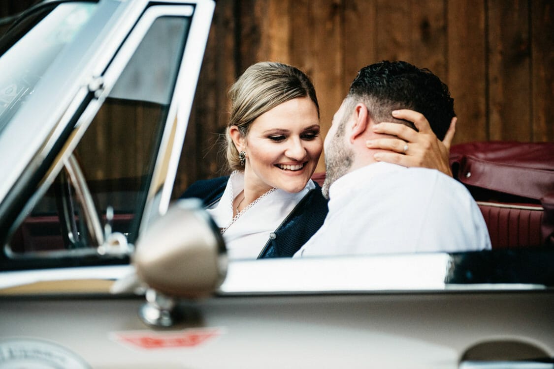 Verlobungsfotos Tracht in Linz an chinesischem Garten