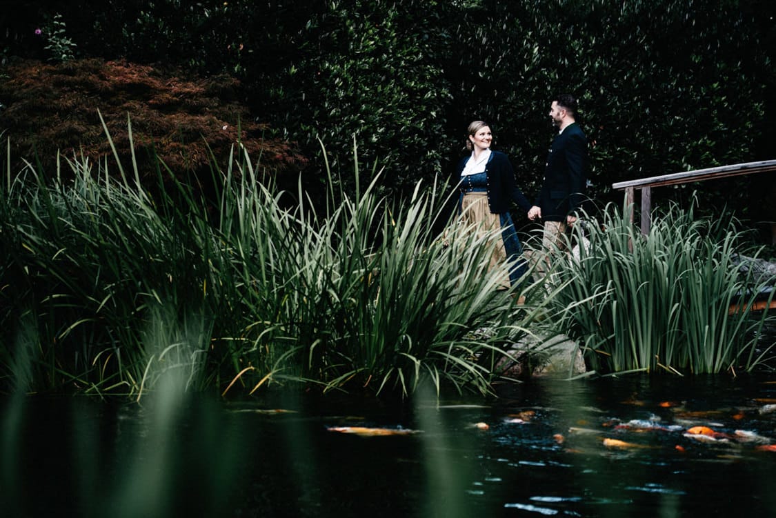 Verlobungsfotos Tracht in Linz an chinesischem Garten