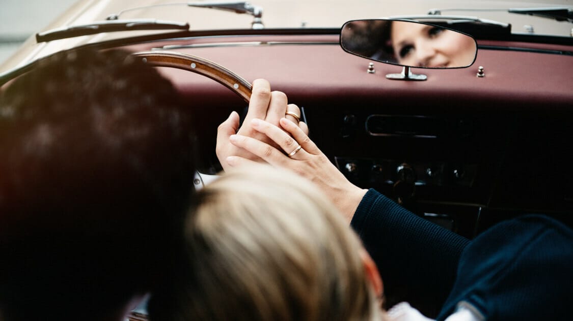 Verlobungsfotos Tracht in Linz an chinesischem Garten