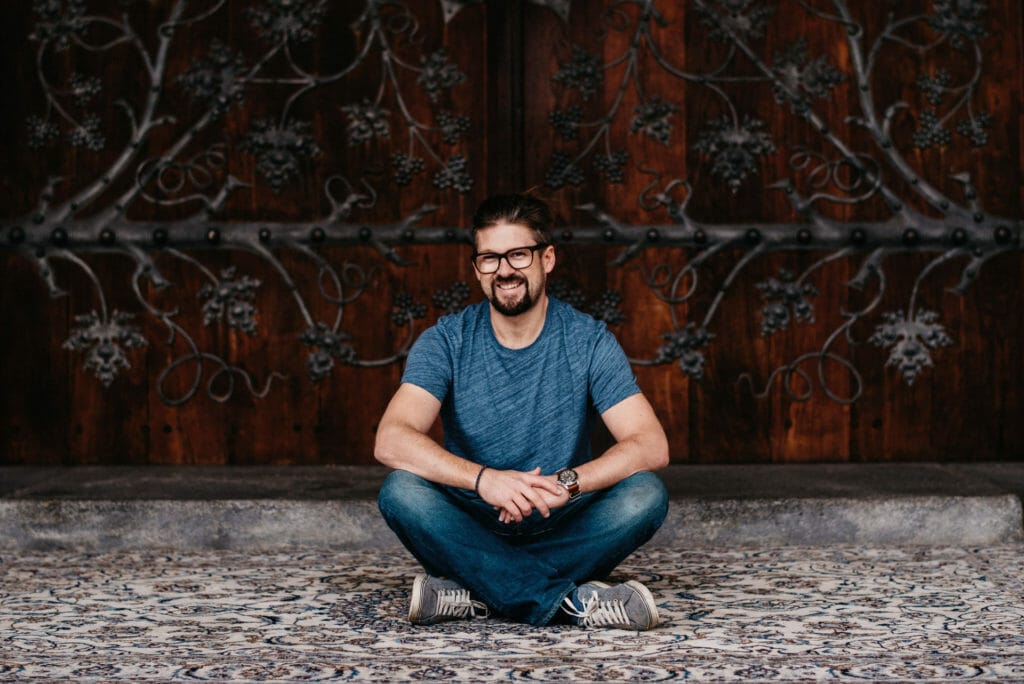 Portrait Tom Schuller vor Jesu Kirche Graz